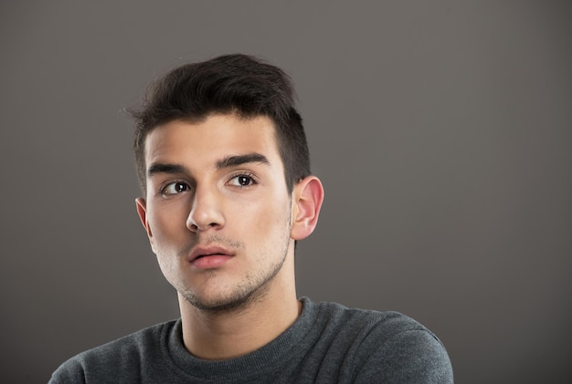 Retrato de estudio de un joven sonriente mirando a la cámara