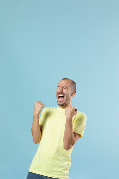 Foto retrato de estudio de joven