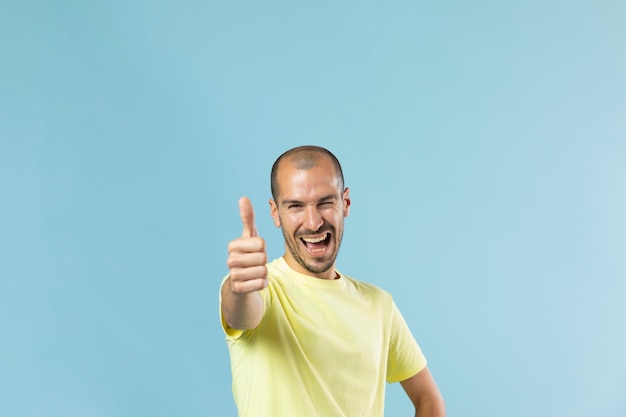 Foto retrato de estudio de joven