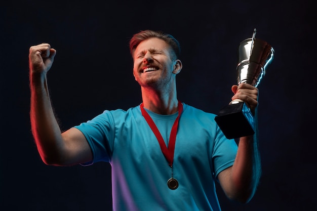 Foto retrato de estudio de un jugador de balonmano con un premio