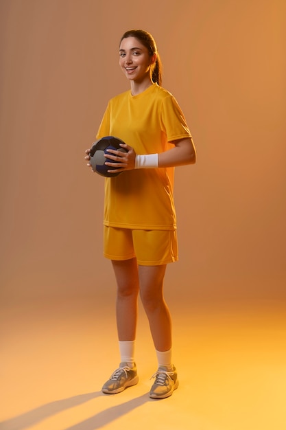 Foto retrato de estudio de un jugador de balonmano