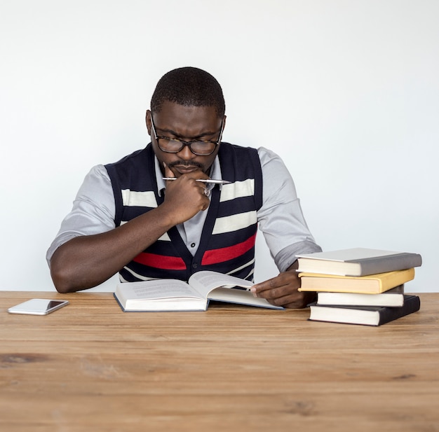 Retrato de estudio de libro de lectura de pensamiento curioso de hombre africano