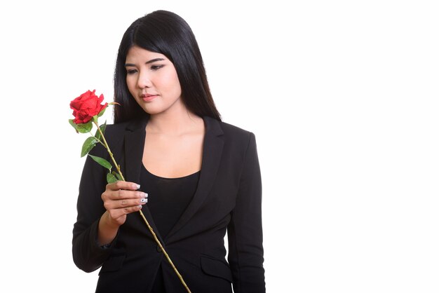 Retrato de estudio de mujer asiática joven aislado en blanco