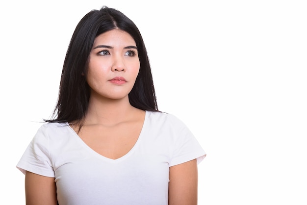 Foto retrato de estudio de mujer asiática joven aislado en blanco