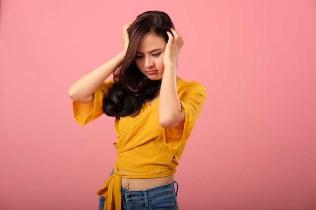 Retrato de estudio de mujer asiática en ropa casual sentirse estresado infeliz deprimido