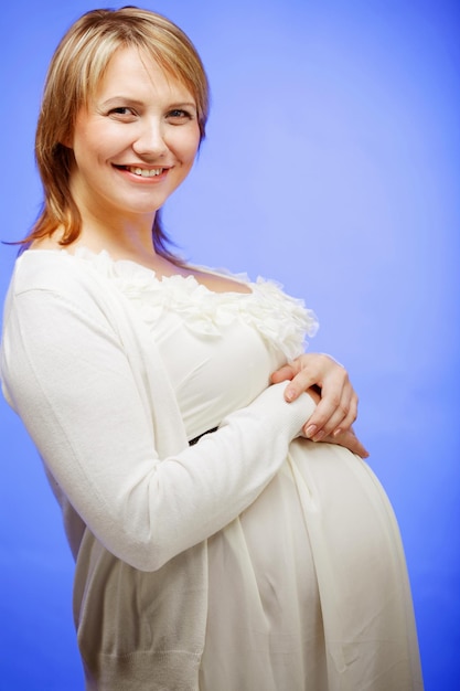 Retrato de estudio de mujer embarazada