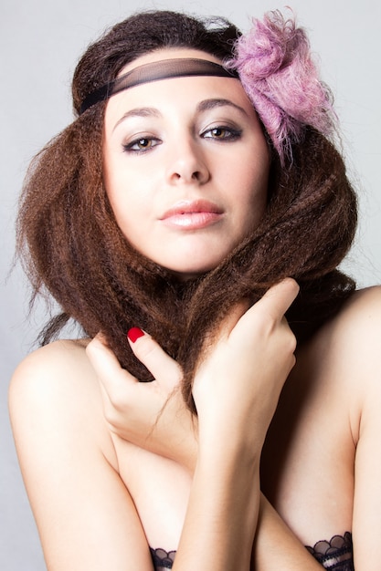 Retrato del estudio de la mujer con la flor