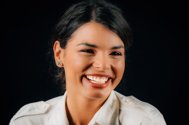 Retrato de estudio de mujer hermosa alegre y divertida