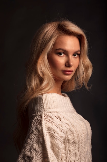 Retrato de estudio de una mujer joven