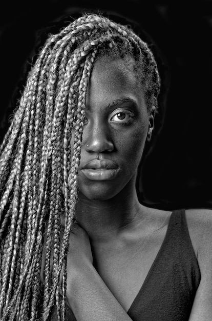 Retrato de estudio de mujer negra joven