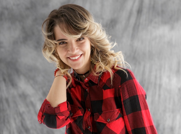 Foto retrato de estudio de niña feliz sobre fondo gris