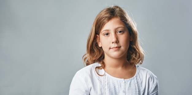 Un retrato de estudio de una niña feliz