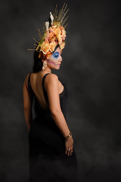 Retrato de estudio de una niña con maquillaje de catrina