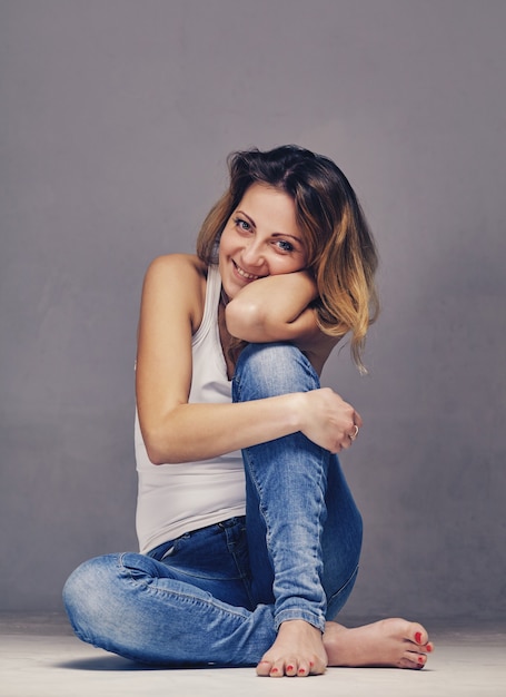 Retrato de estudio de una niña que se ríe de la cámara