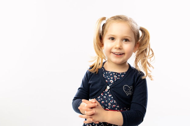 Retrato de estudio de una niña rubia de 3 años