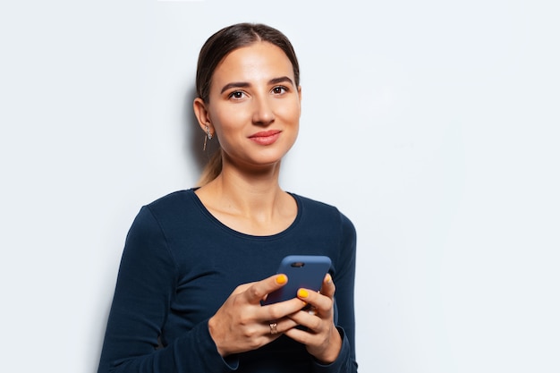 Retrato de estudio de niña con smartphone