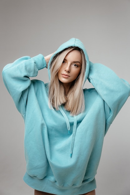 Foto retrato de estudio de una niña en una sudadera con capucha