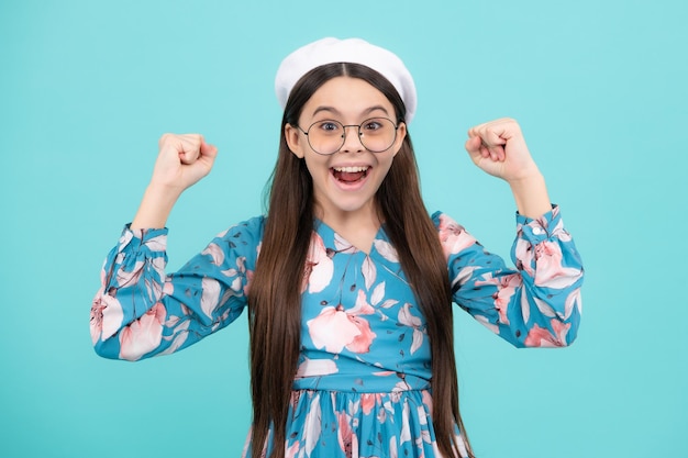 Retrato de estudio de niño adolescente haciendo gesto de ganador Niño regocijándose sí victoria campeón gesto bomba de puño Emocionado adolescente asombrado y alegre emociones