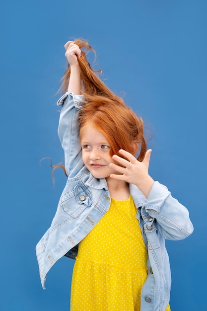 Foto retrato de estudio de niño aislado