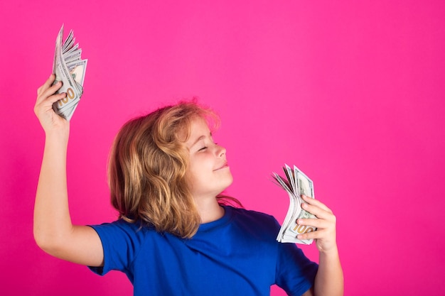 Retrato de estudio de niño con billetes de dinero Niño con dinero para el futuro Niños aprendiendo responsabilidad financiera sobre ahorrar dinero