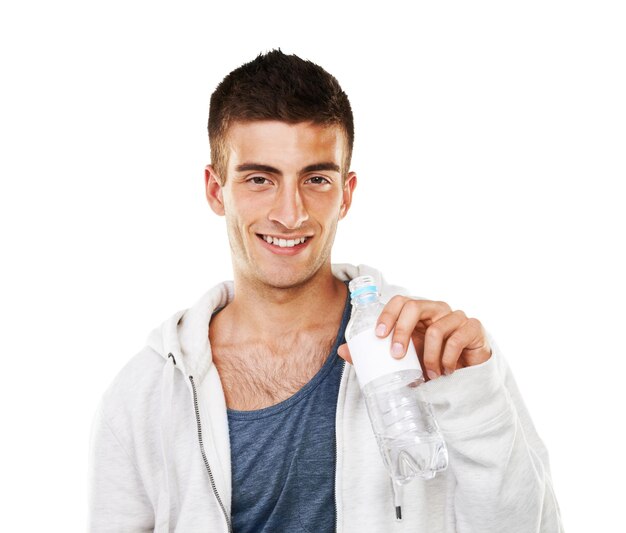 Foto retrato de estudio o hombre feliz bebiendo agua en el descanso en el ejercicio entrenamiento o entrenamiento de fitness cuidado de la sonrisa o atleta deportivo sediento con botella para el bienestar salud o hidratación en fondo blanco