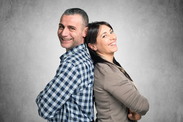 Foto retrato de estudio de una pareja casada feliz