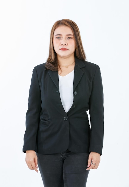 Retrato de estudio de recorte aislado foto de cuerpo completo de mujer de negocios exitosa profesional asiática segura de sí misma en traje negro formal tacones altos poste de pie mira a la cámara sobre fondo blanco