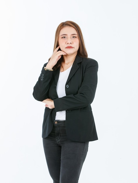 Retrato de estudio de recorte aislado foto de cuerpo completo de mujer de negocios exitosa profesional asiática segura de sí misma en traje negro formal tacones altos poste de pie mira a la cámara sobre fondo blanco