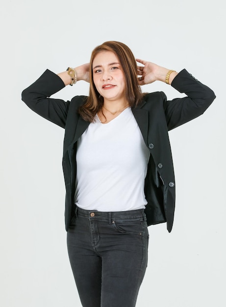 Retrato de estudio de recorte aislado foto de cuerpo completo de mujer de negocios exitosa profesional asiática segura de sí misma en traje negro formal tacones altos poste de pie mira a la cámara sobre fondo blanco