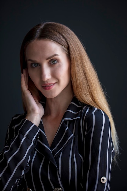 retrato de estudio sobre un fondo oscuro de una hermosa joven