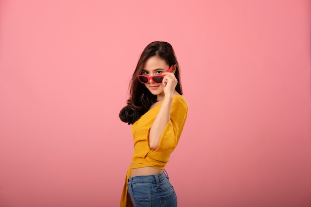 Retrato de estudio de sonriente mujer asiática en ropa casual