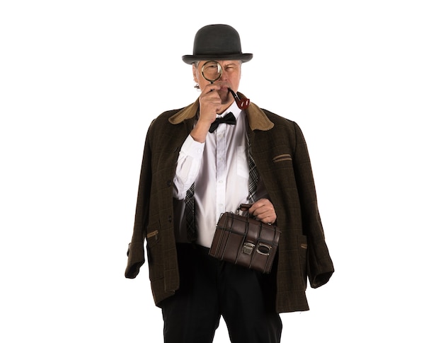 Foto retrato de estudio de un viejo detective con una pistola