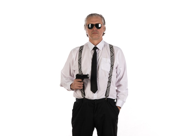 Retrato de estudio de un viejo detective con una pistola