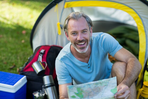 Retrato de excursionista feliz con mapa