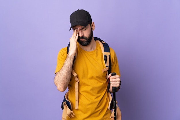 retrato, excursionista, hombre, con, mochila