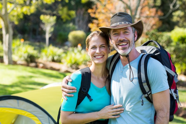 Retrato de excursionista pareja abrazándose