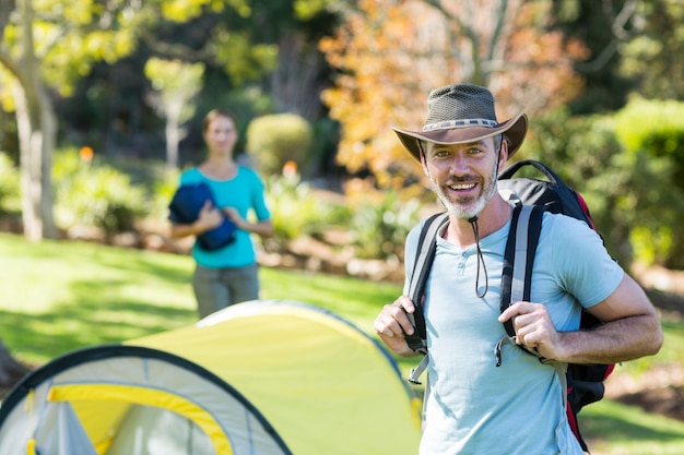 Retrato de excursionista de pie con mochila