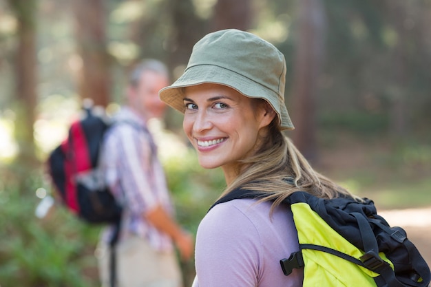 Retrato de excursionista senderismo en bosque