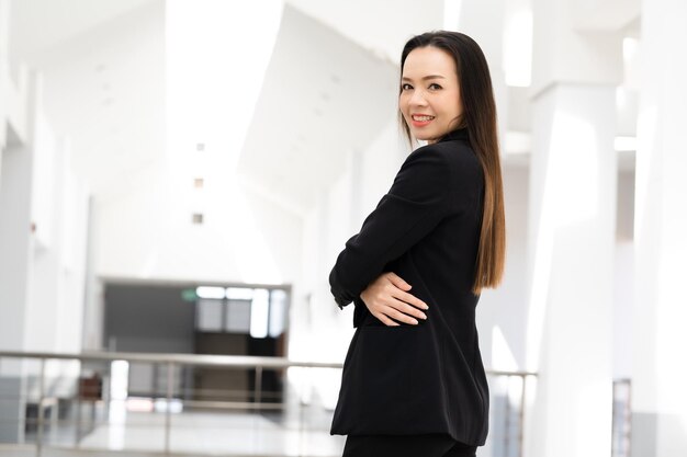 Retrato de una exitosa empresaria asiática de mediana edad sonriendo a la cámara