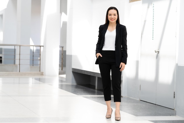 Retrato de una exitosa empresaria asiática de mediana edad sonriendo a la cámara