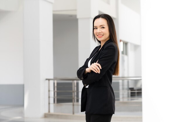 Retrato de una exitosa empresaria asiática de mediana edad sonriendo a la cámara