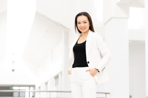 Retrato de una exitosa empresaria asiática de mediana edad sonriendo a la cámara