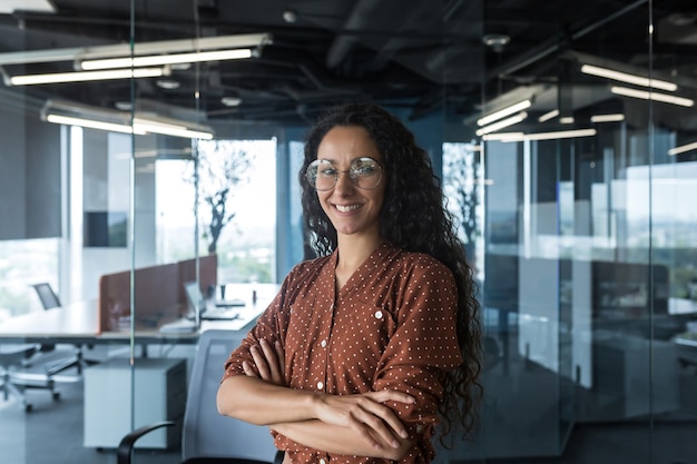 Retrato de una exitosa joven y hermosa empresaria propietaria y fundadora hispana