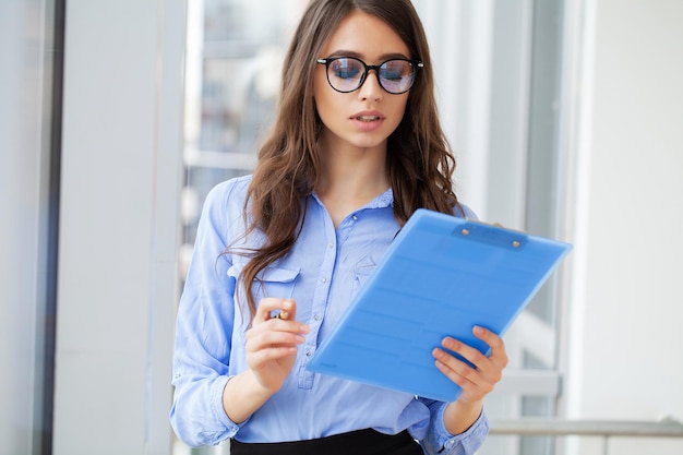 Retrato de una exitosa mujer de negocios con documentos