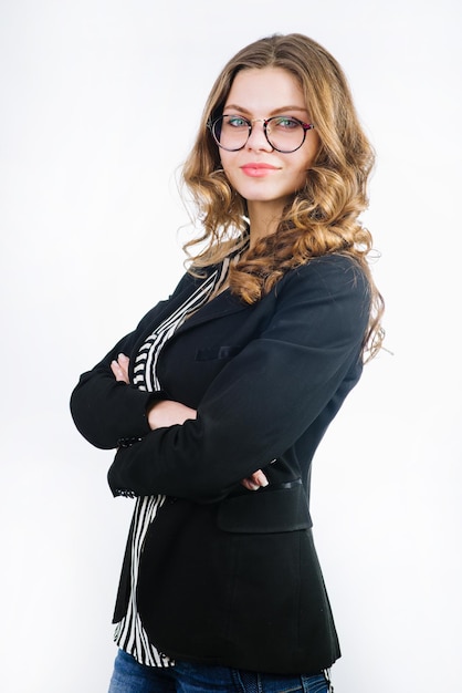 Retrato de una exitosa mujer de negocios con gafas y vestida con chaqueta aislada en blanco