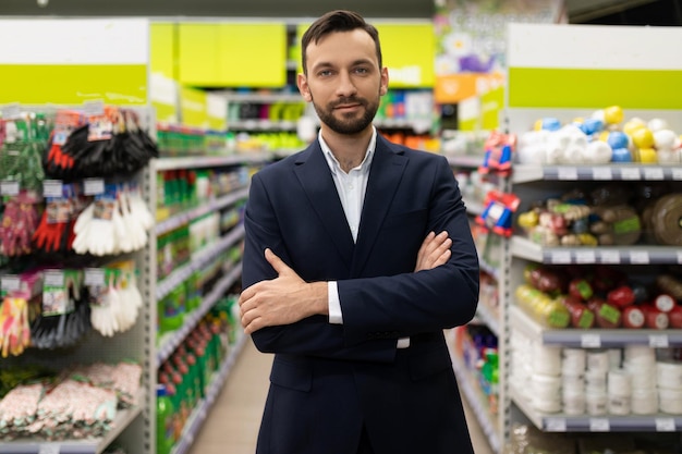 Retrato de un exitoso dueño de una tienda de jardinería