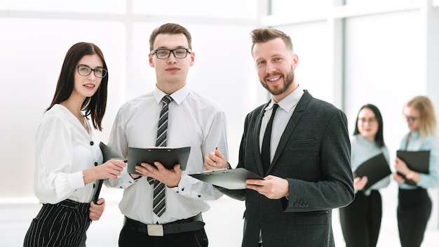 retrato de un exitoso equipo de negocios de pie en el vestíbulo de la oficina.