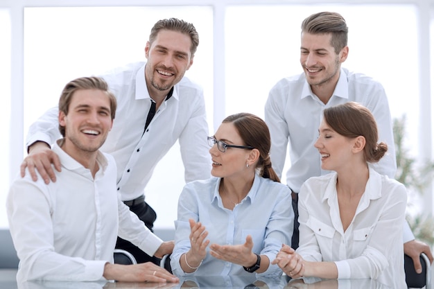 Retrato de un exitoso equipo de negocios sentado en el concepto Deskthe de trabajo en equipo