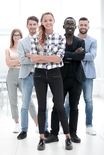 Retrato exitoso del equipo de profesionales multinacionales