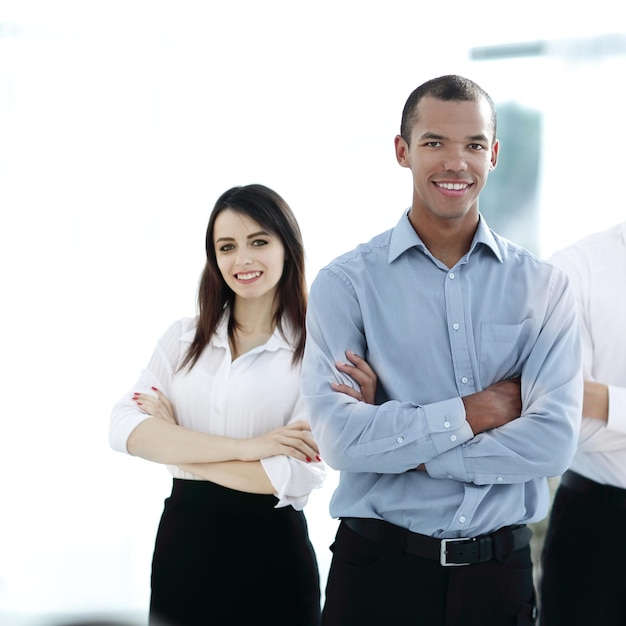 Foto retrato de un exitoso grupo de empresarios en el fondo de la oficina